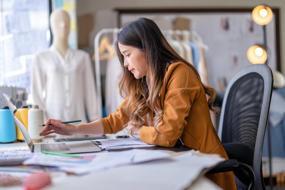 Tenue professionnelle obligatoire: un enjeu crucial pour les entreprises